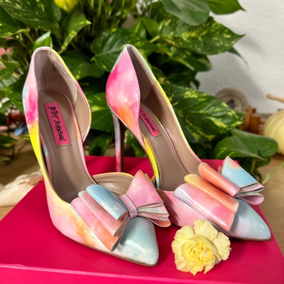 Betsy Johnson tie dye bow heals - Picture 2 of 4